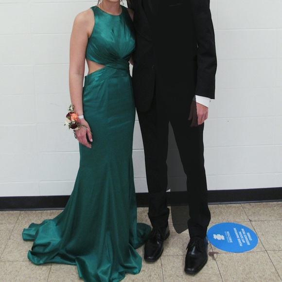 Emerald green size 2 prom dress - Picture 1 of 3